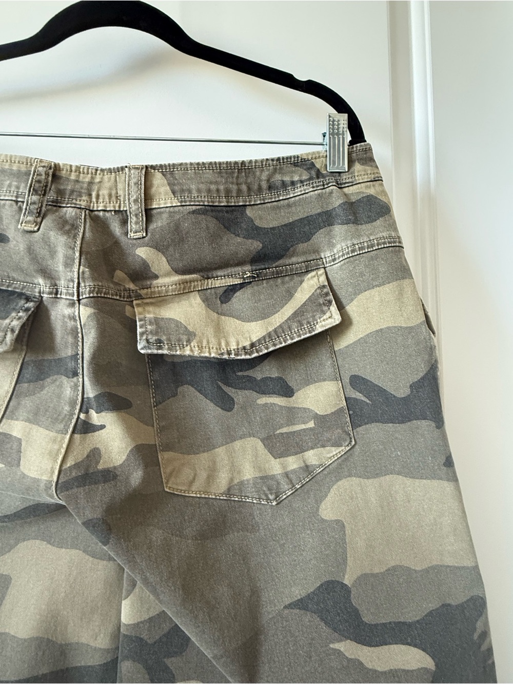 KUT From The Kloth Ashton High Rise Barrel Leg, Olive Camo, Size 14 - Picture 11 of 15